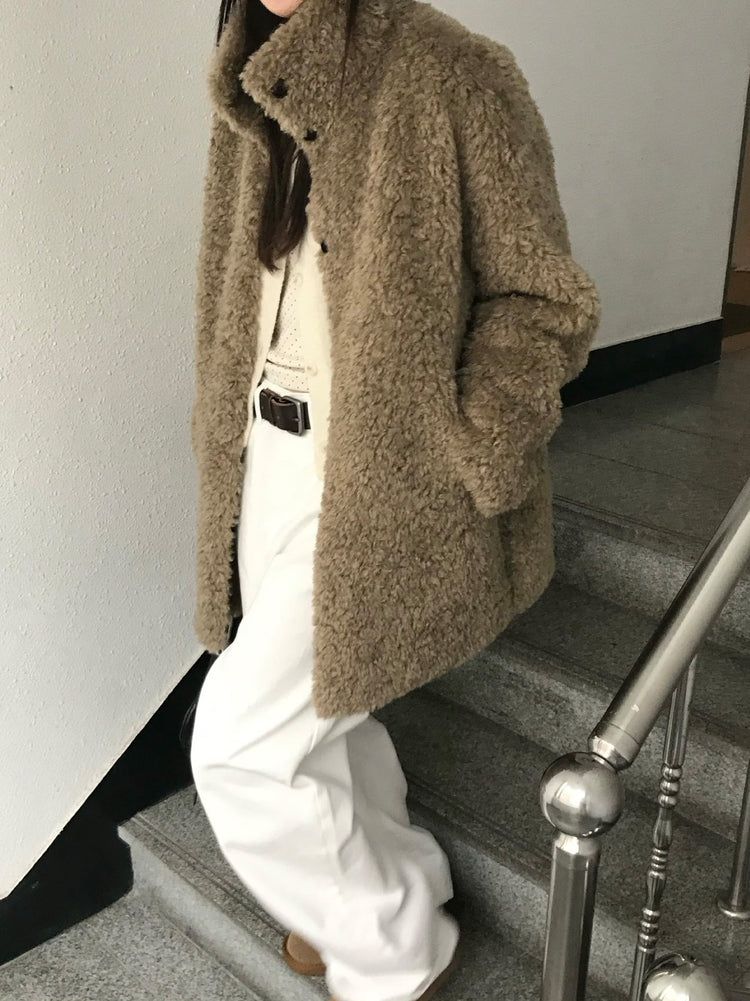 大圓領波點細節上衣