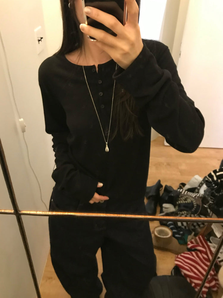 微鬆圓領半扣鈕細節上衣