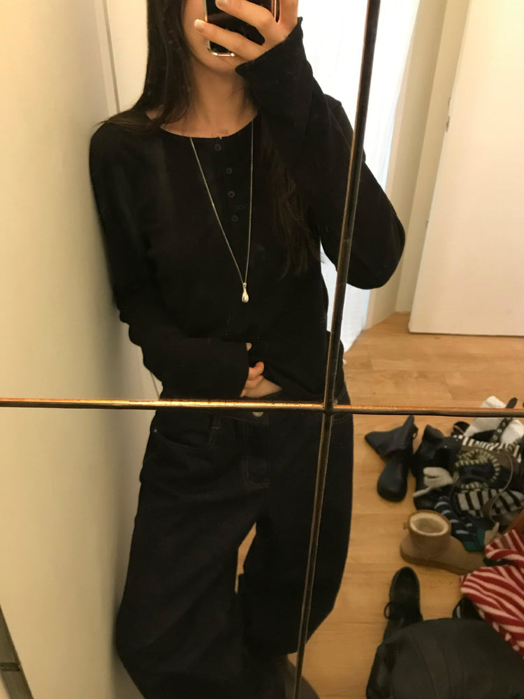 微鬆圓領半扣鈕細節上衣