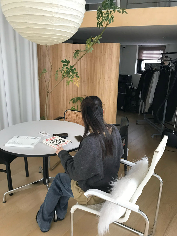 V領美肩線細節針織毛衣