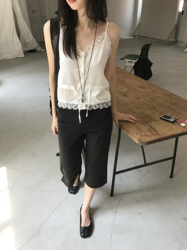 霧光澤蕾絲邊細節修腰上衣