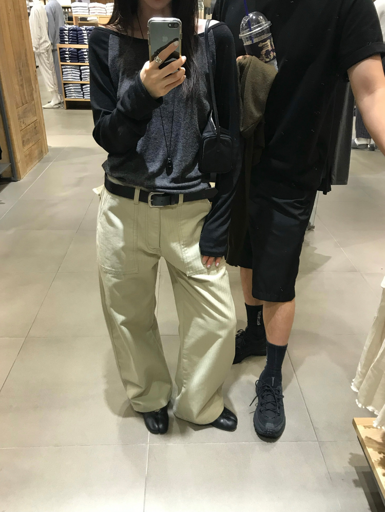 美肩撞色牛角袖細節上衣