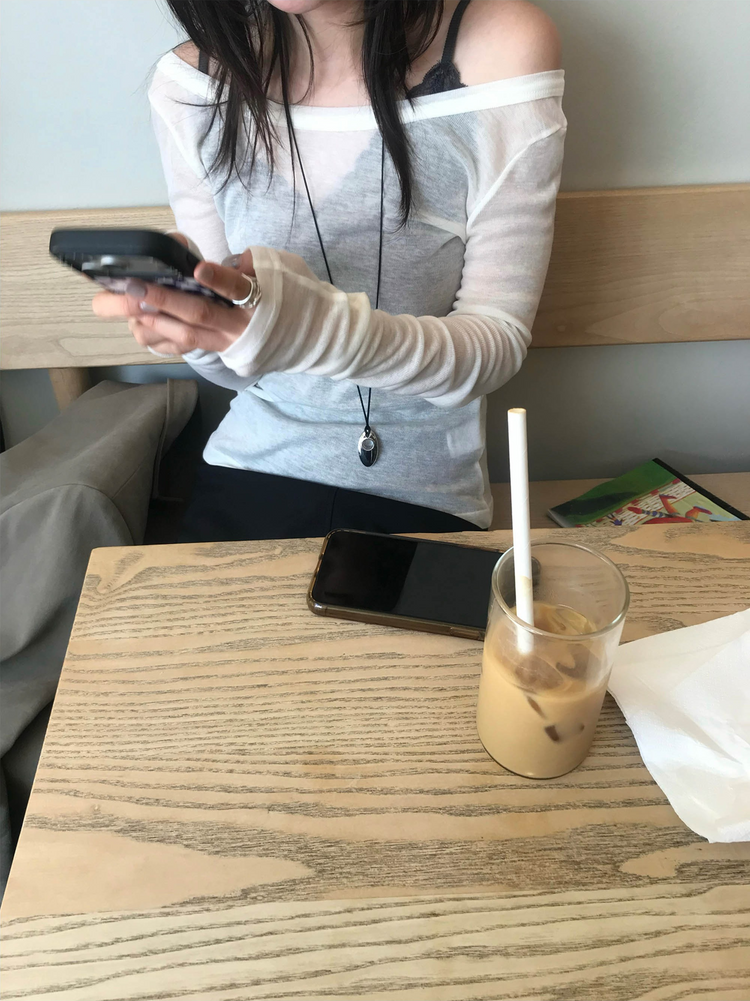 透膚大圓領修身上衣