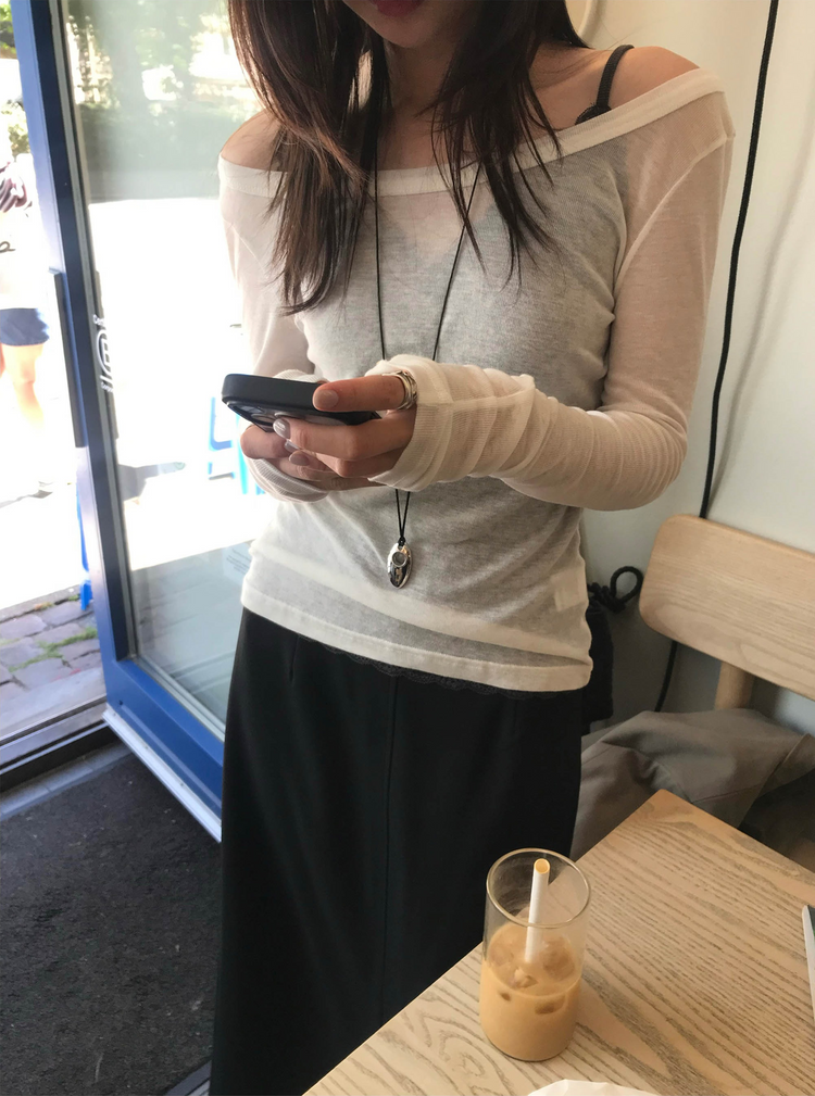 透膚大圓領修身上衣