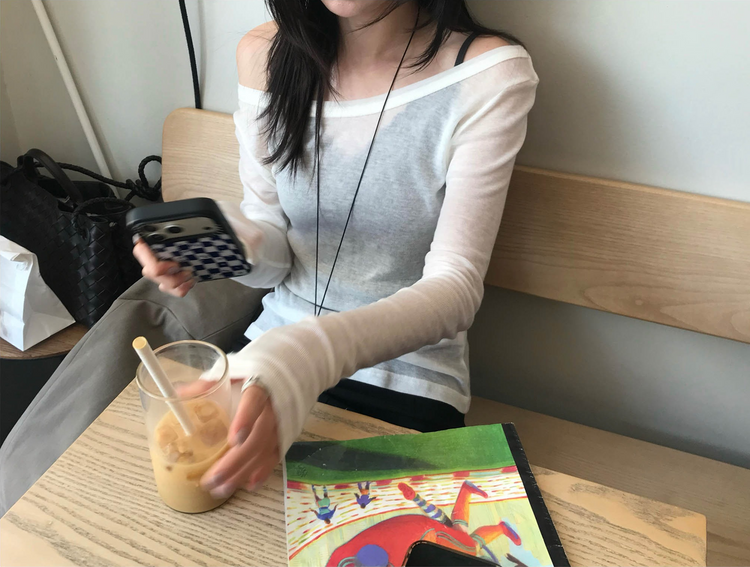 透膚大圓領修身上衣