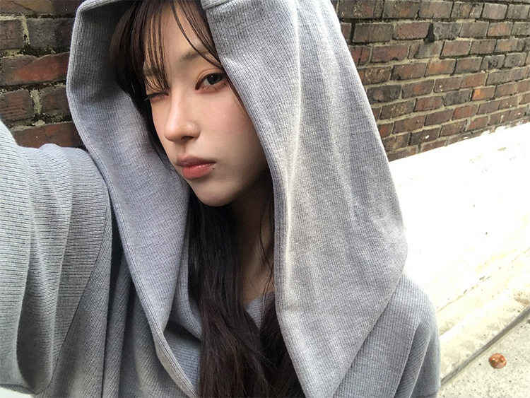 露肩連帽細節寬鬆上衣