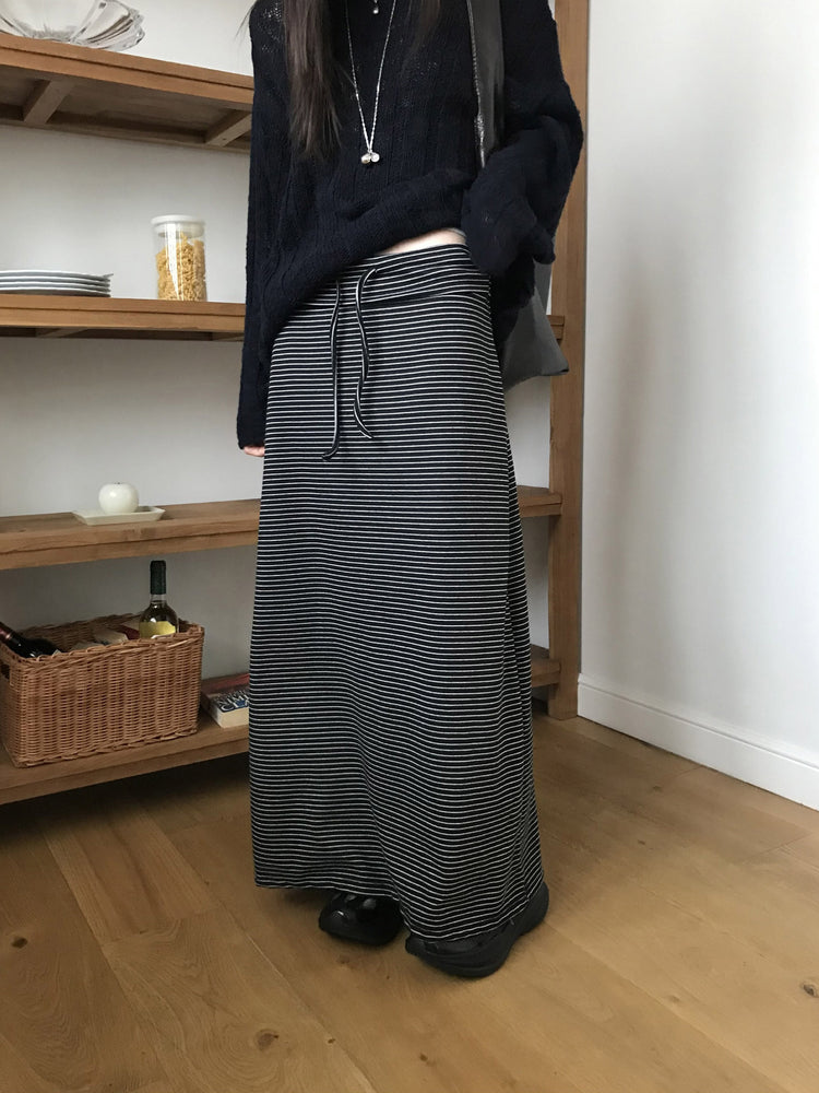 反折條紋抽繩細節及踝裙