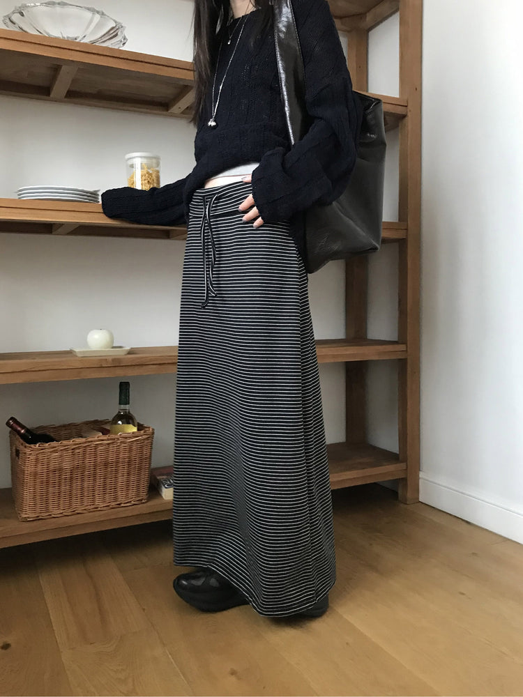 反折條紋抽繩細節及踝裙