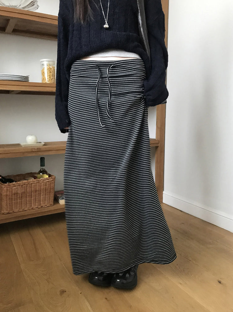 反折條紋抽繩細節及踝裙