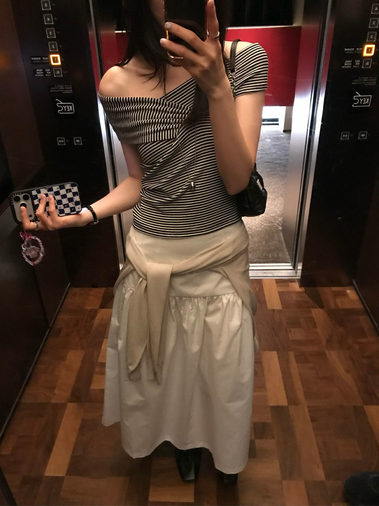 美肩條紋交疊細節上衣