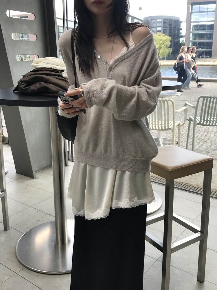 透膚扣鈕V領細節針織上衣