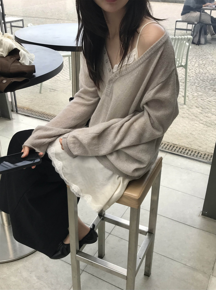 透膚扣鈕V領細節針織上衣