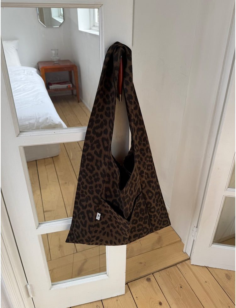 豹紋前口袋細節單肩袋