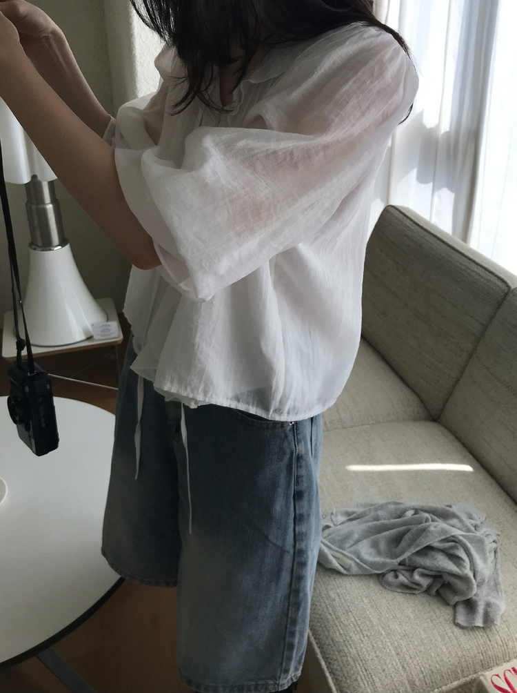 荷葉邊垂帶細節上衣