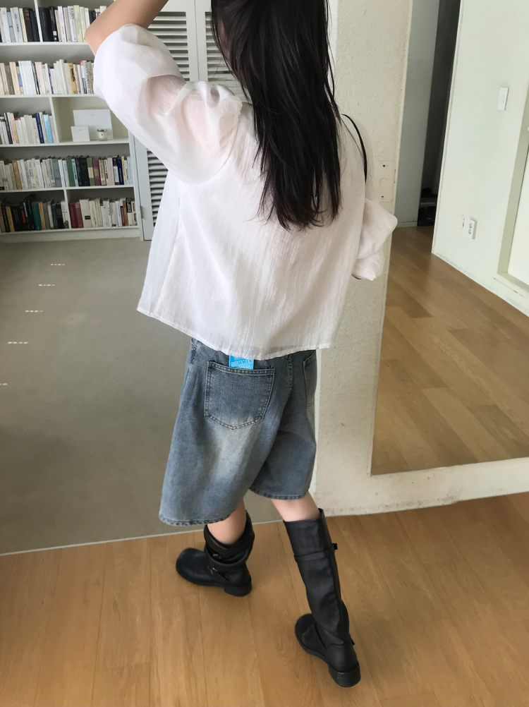 荷葉邊垂帶細節上衣