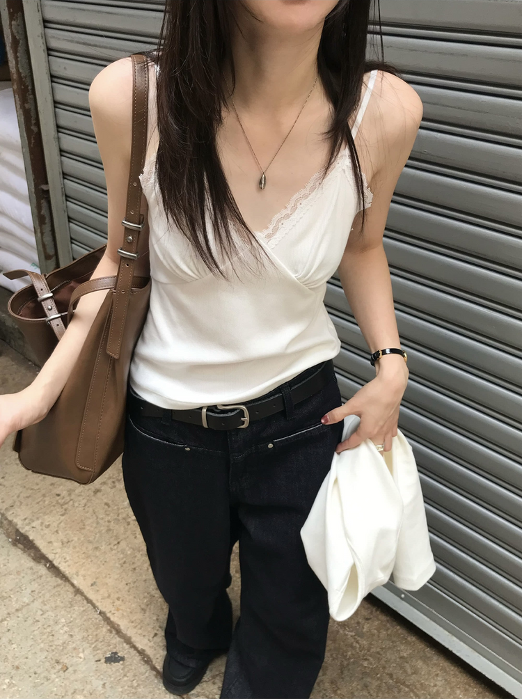 蕾絲邊胸線細節上衣