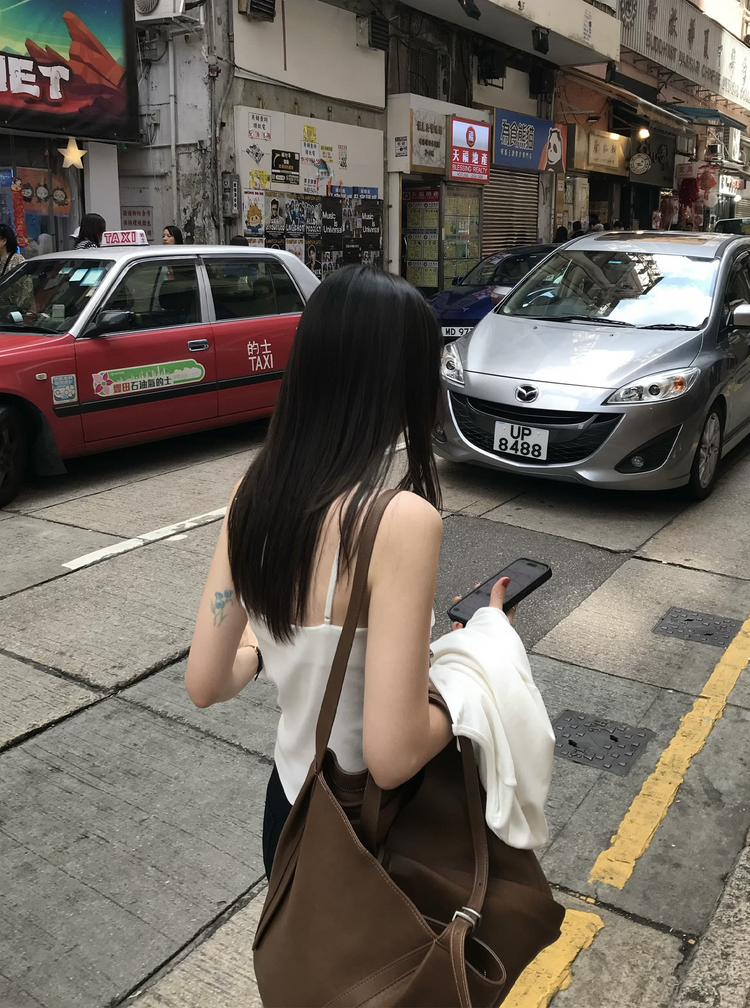 蕾絲邊胸線細節上衣