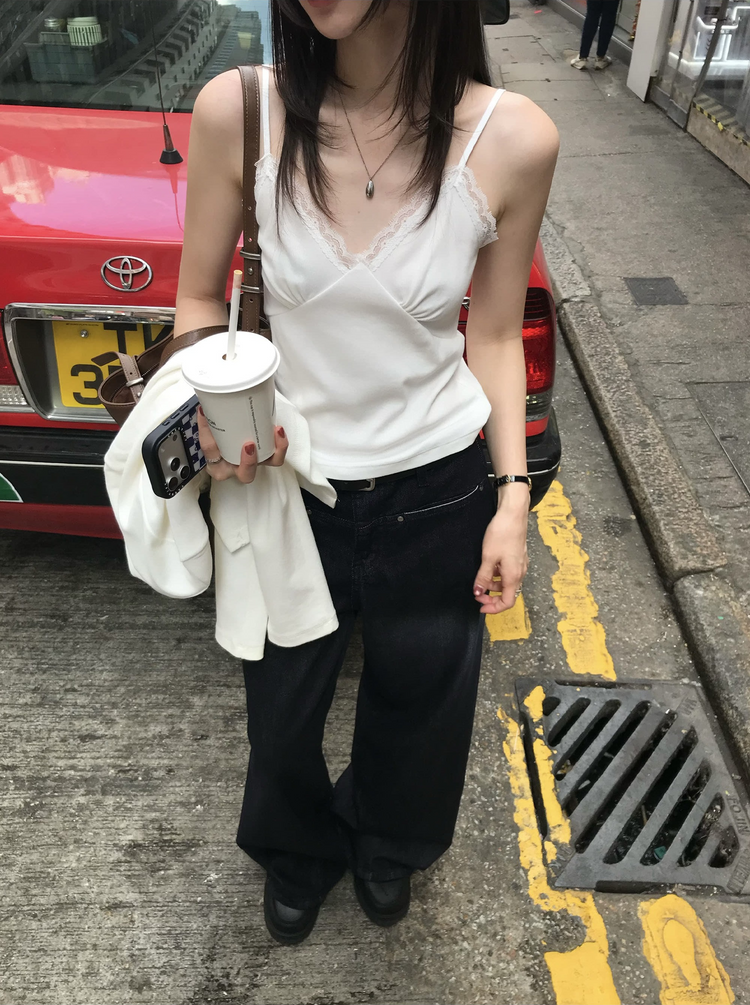蕾絲邊胸線細節上衣