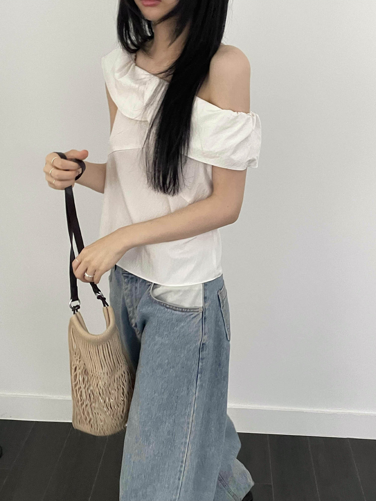 美肩反折弧線細節上衣