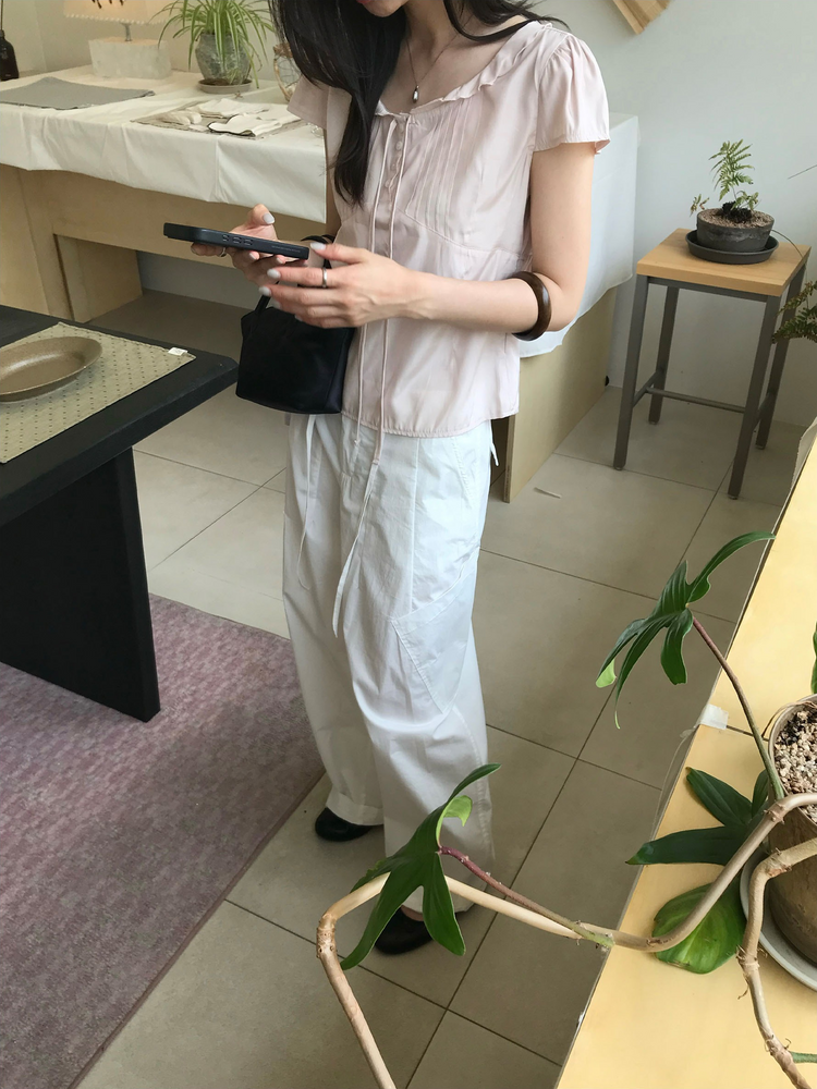 荷葉邊壓胸腺細節上衣
