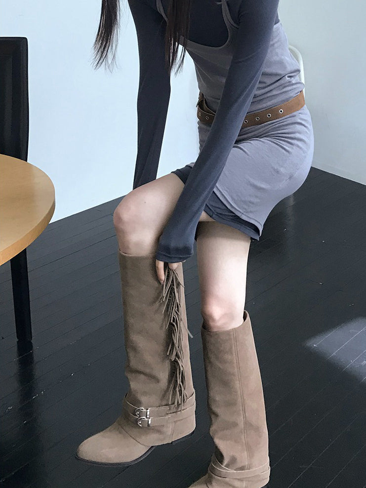 麂皮流蘇細節尖頭長靴