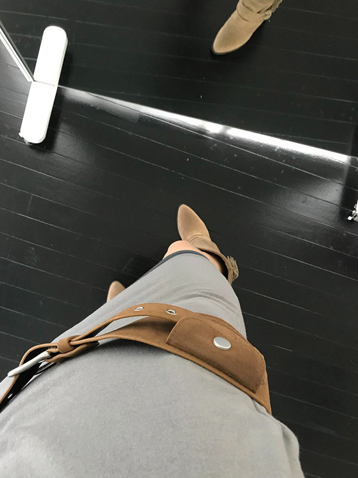 麂皮流蘇細節尖頭長靴