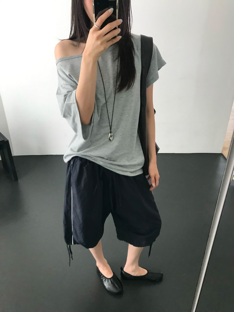 美色側露肩休閒上衣