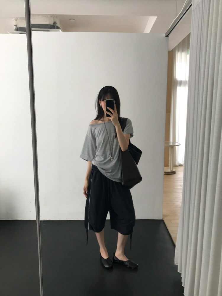 美色側露肩休閒上衣