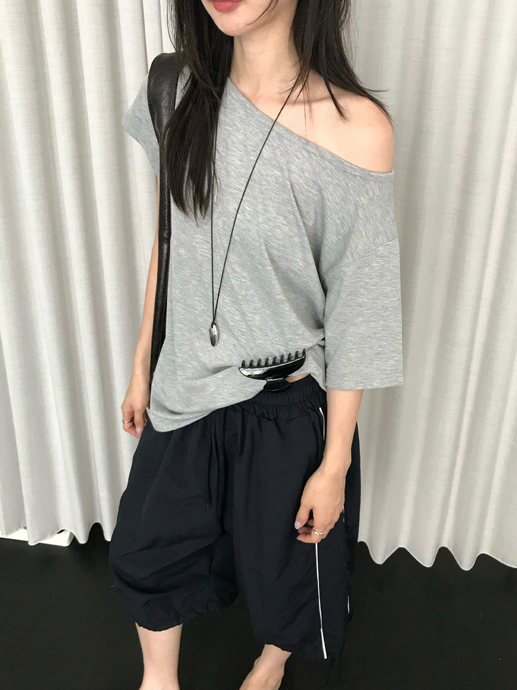 美色側露肩休閒上衣