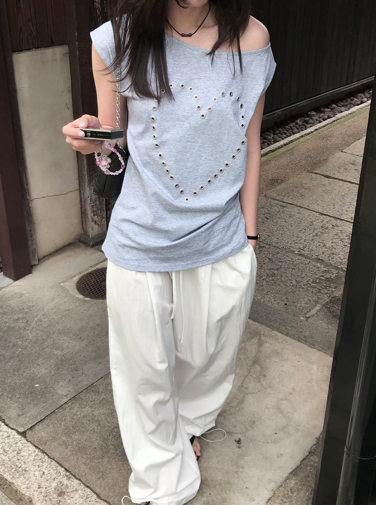 美肩愛心鉚釘抓皺細節上衣