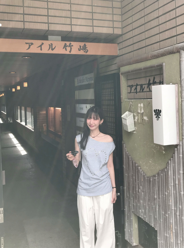 美肩愛心鉚釘抓皺細節上衣