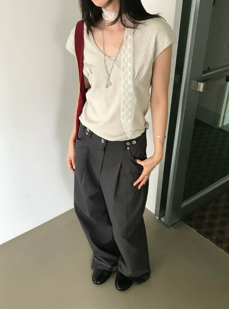 縷空暗紋胸壓線細節上衣