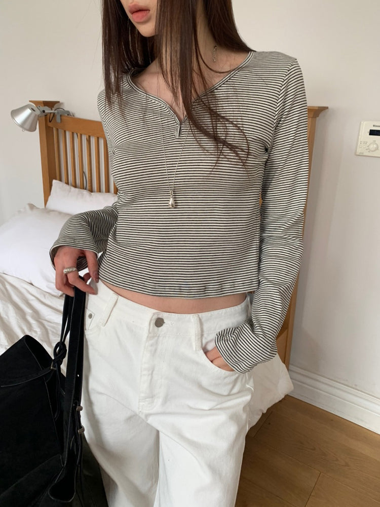 條紋V領暗扣細節上衣