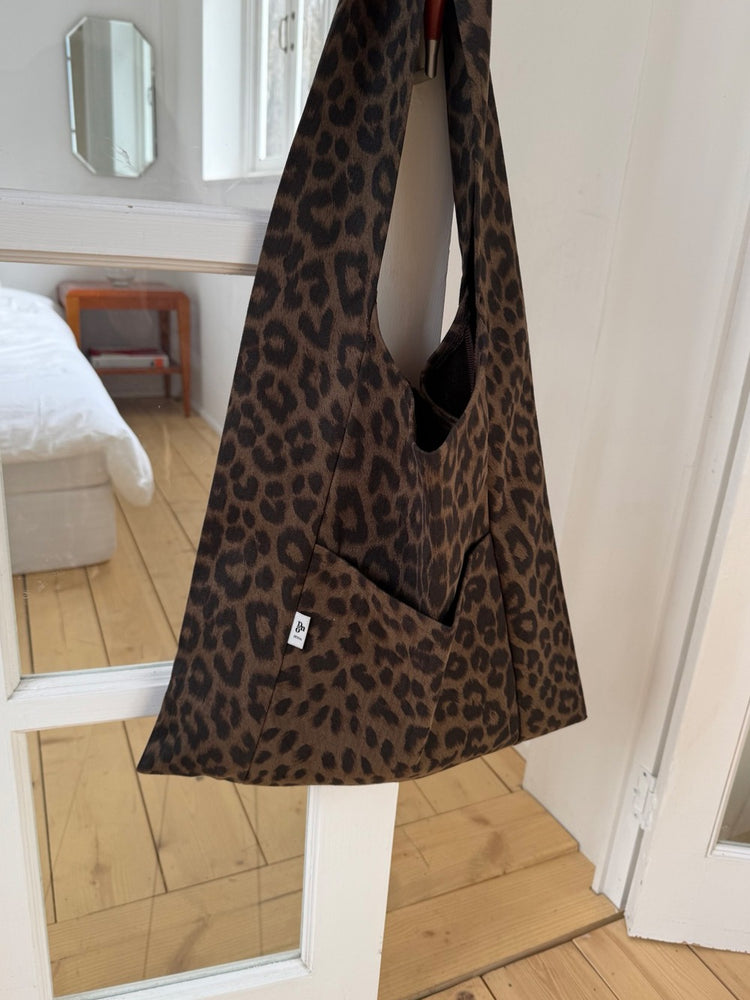 豹紋前口袋細節單肩袋