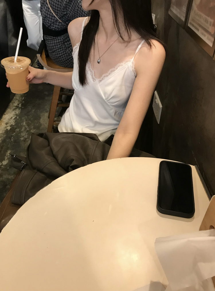蕾絲邊胸線細節上衣