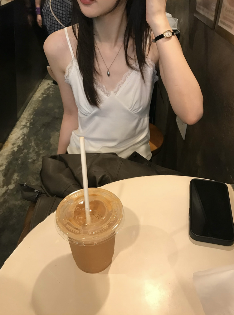 蕾絲邊胸線細節上衣