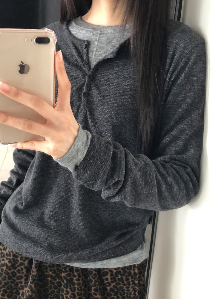 微鬆圓領半扣鈕細節上衣