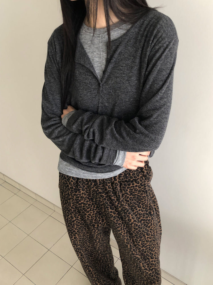 微鬆圓領半扣鈕細節上衣