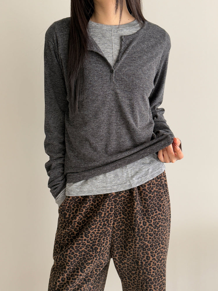 微鬆圓領半扣鈕細節上衣