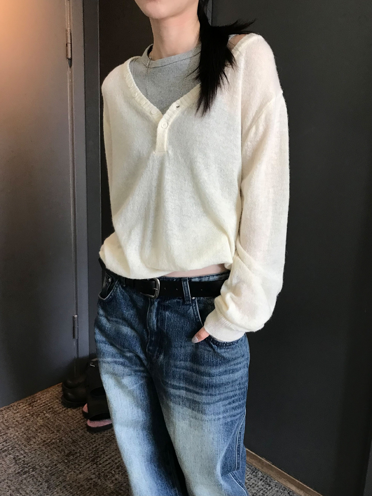 透膚扣鈕V領細節針織上衣