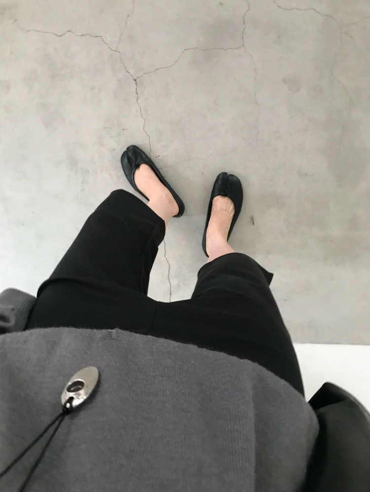 霧光澤蕾絲邊細節修腰上衣
