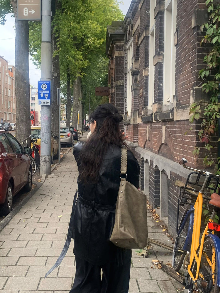 微透垂帶荷葉邊細節上衣