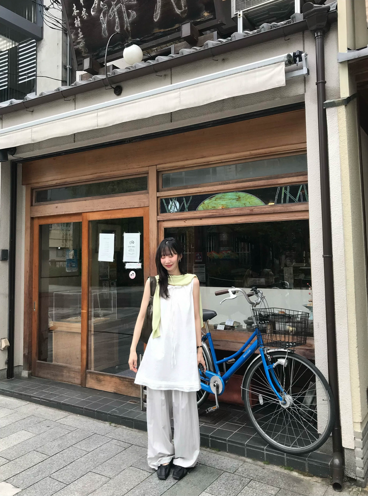 輕薄細腰頭抽身直褲