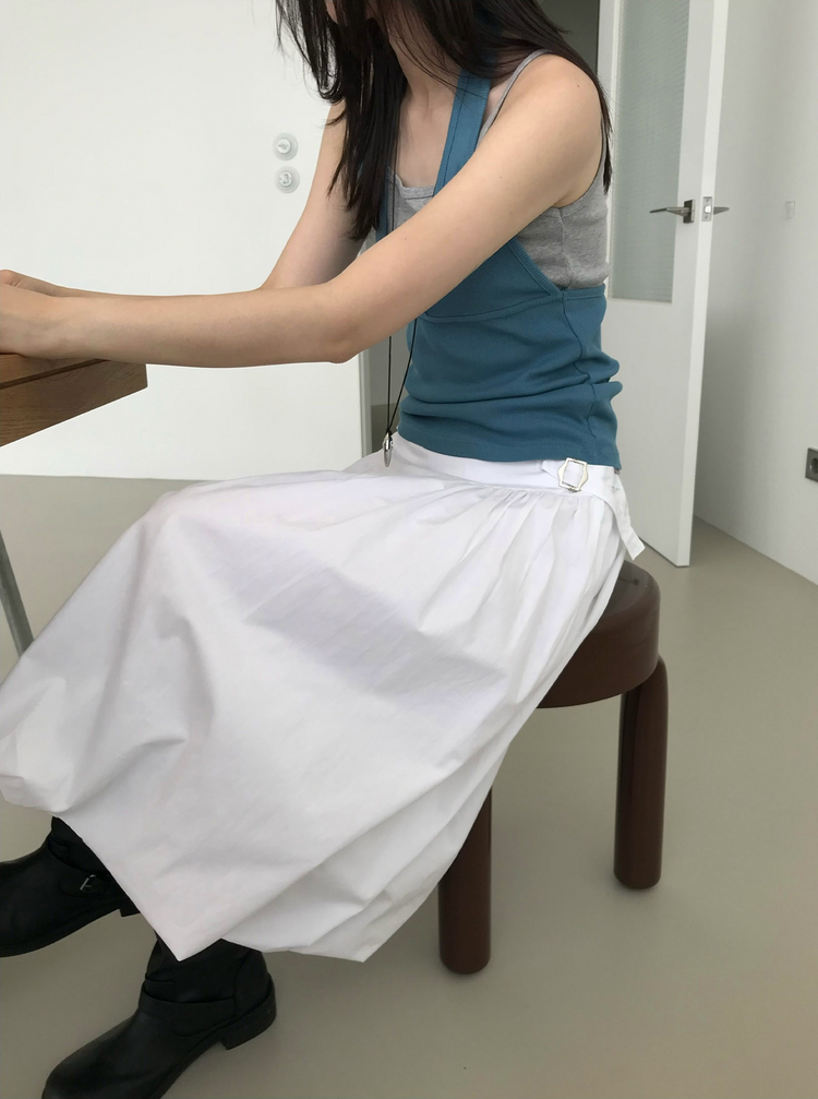 側扣弧壓線細節花苞裙