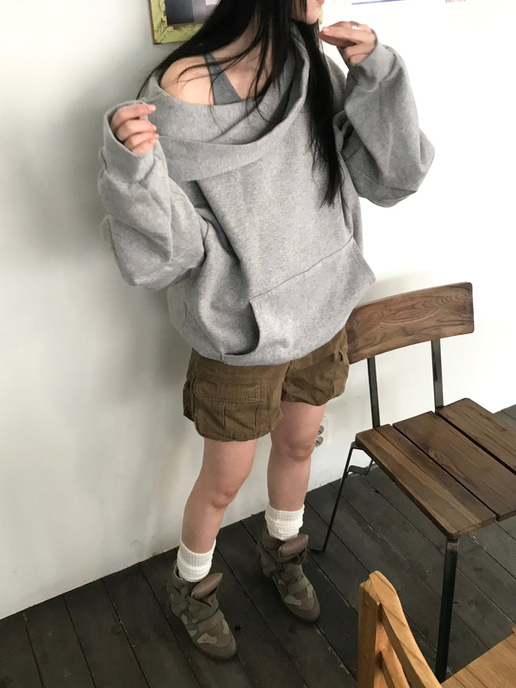 露肩連帽細節寬鬆衛衣