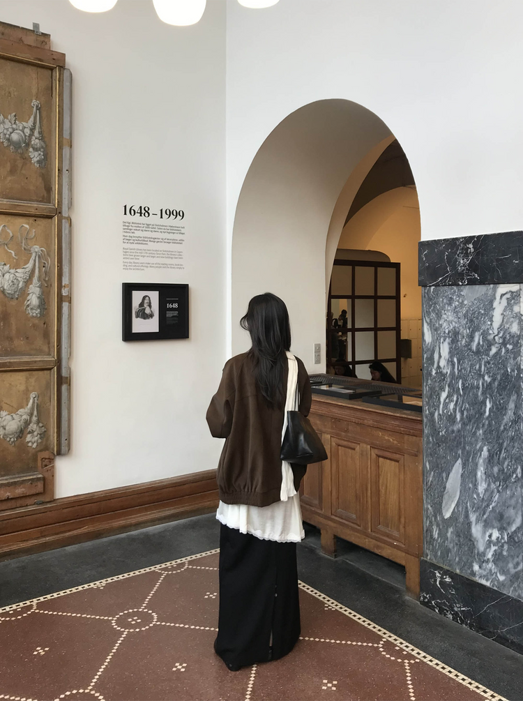 後開叉扣鈕抽繩及踝裙
