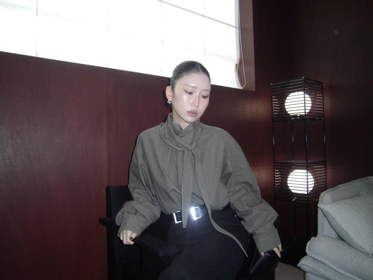 三角領巾圓領襯衫套裝