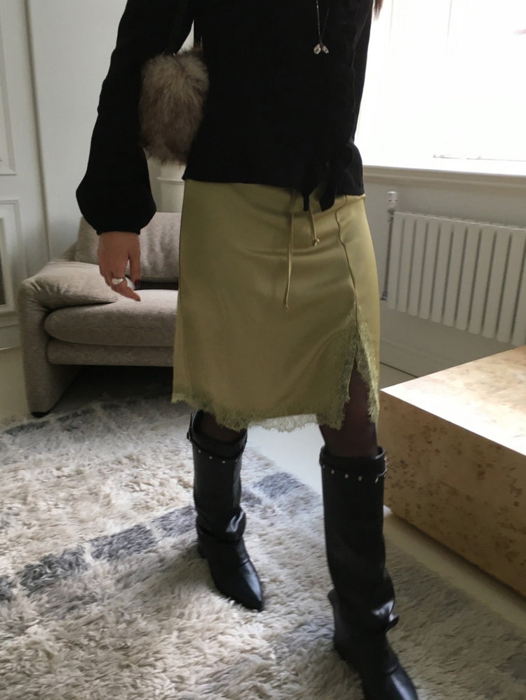 蕾絲邊霧光澤側小開叉半裙