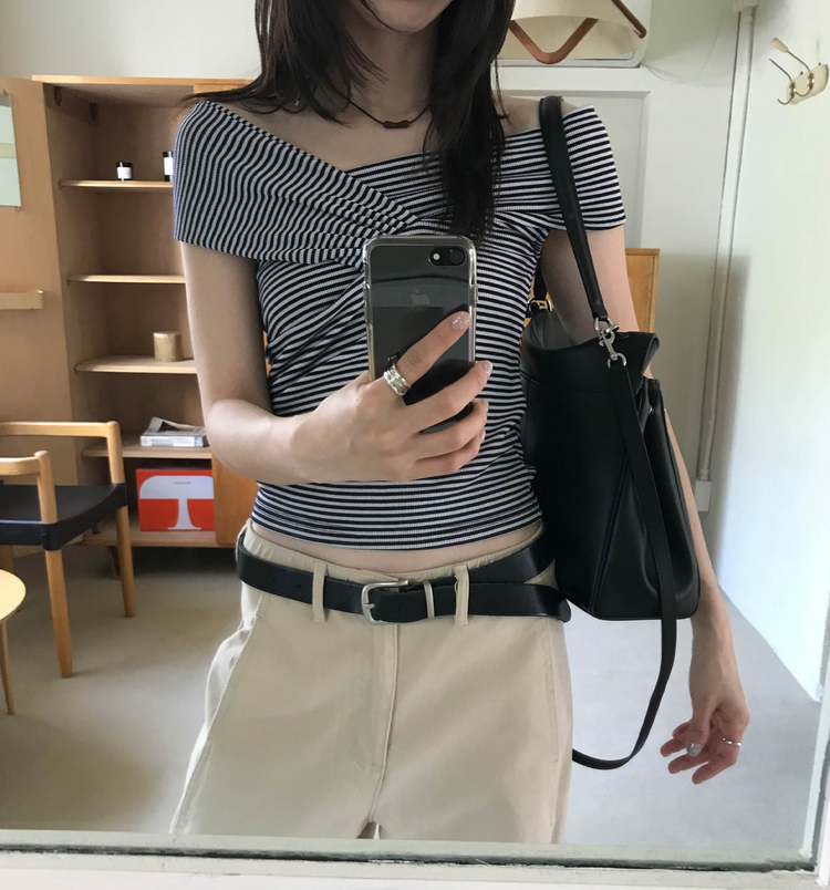 美肩條紋交疊細節上衣
