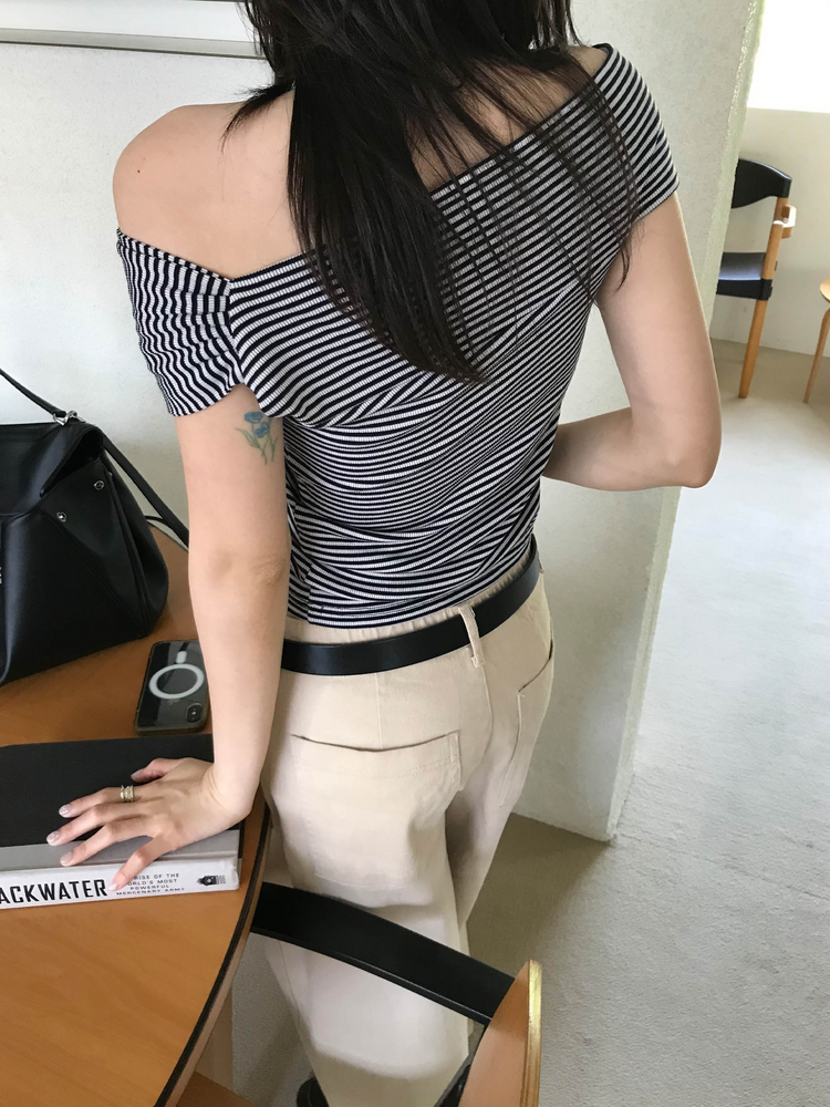 美肩條紋交疊細節上衣